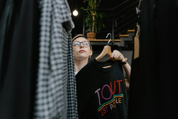 Cinq créateurs audacieux qui transforment les vêtements d'occasion en pièces uniques et tendance